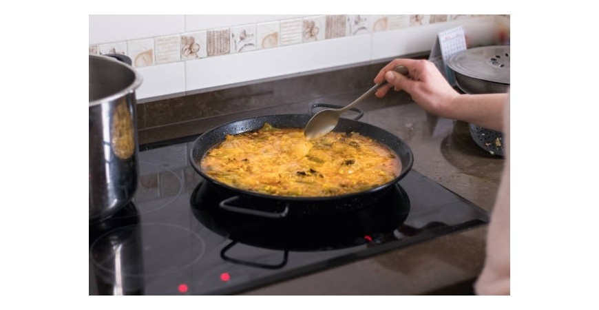 Puis-je faire une bonne paella valencienne en induction ?