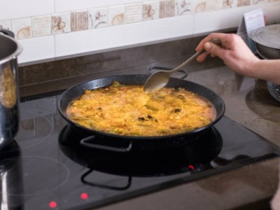 Puis-je faire une bonne paella valencienne en induction ?