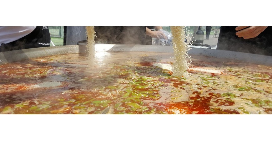 Que met-on en premier dans une paella valencienne, du riz ou de l'eau?