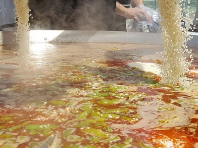 Que met-on en premier dans une paella valencienne, du riz ou de l'eau?